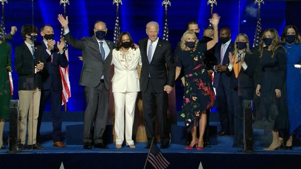 Tổng thống đắc cử Joe Biden và Phó Tổng thống đắc cử Kamala Harris cùng gia đình của họ. Ảnh: Fox Carolina. “Tuyệt chiêu” của nhân viên Nhà Trắng giúp ông Trump giảm căng thẳng, bạn có thể học theo ảnh 3