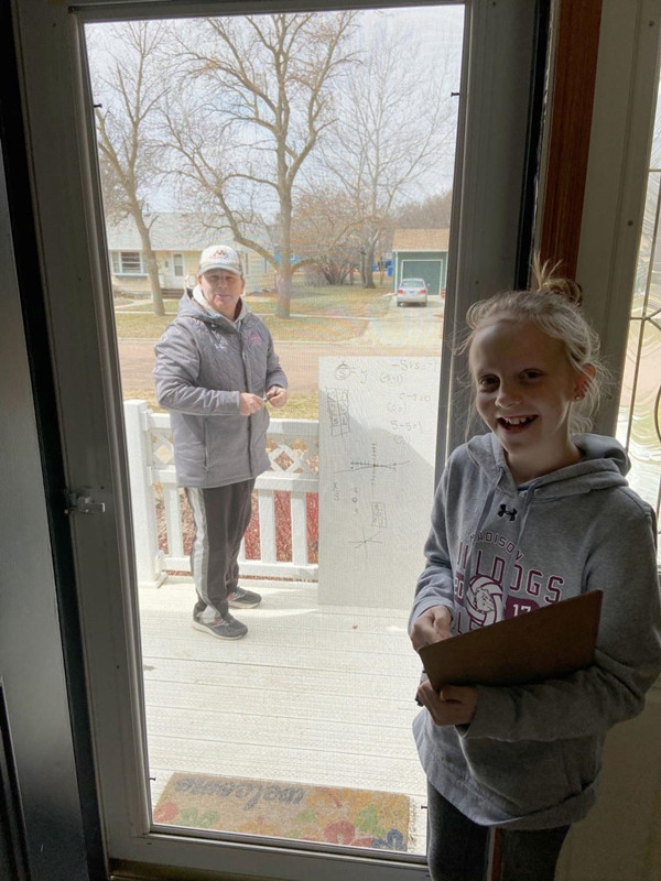 Thầy giáo dạy toán nhiệt tình nhất quả đất: Đến tận nhà học sinh, đứng ngoài cửa giảng bài ảnh 3