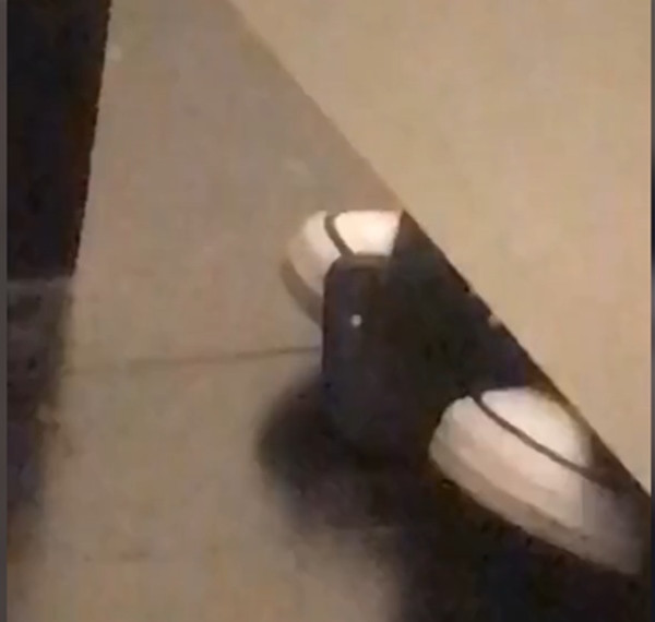 Góc cảnh báo: Vào phòng thử quần áo, cô gái giật mình vì chi tiết “đáng sợ” này ảnh 3