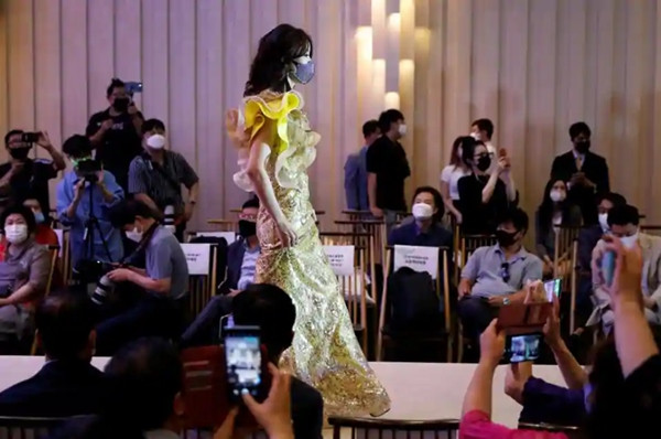 Giữa lúc đại dịch hoành hành, Hàn Quốc vừa tổ chức show thời trang... khẩu trang ảnh 5