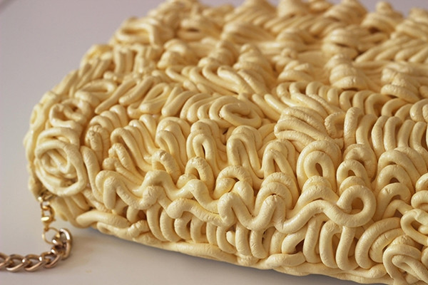 Phụ kiện hợp “trend”: Chiếc túi mỳ ăn liền, nhưng giá cả thì không “mỳ ăn liền” chút nào ảnh 2