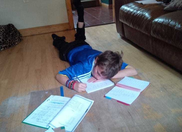 Cậu bạn tự kỷ viết bài thơ khiến hàng triệu người khóc đã được ký hợp đồng xuất bản sách ảnh 2