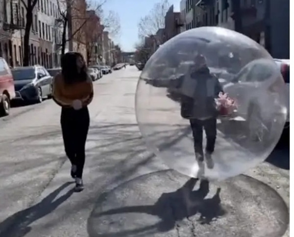 Tình yêu thời cách ly: Tỏ tình với cô hàng xóm bằng drone và quà cầu nhựa khổng lồ ảnh 7