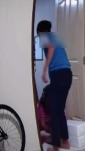 Singapore: Phẫn nộ trước clip con trai mới lớn đánh và tát mẹ do không cho tiền ảnh 2