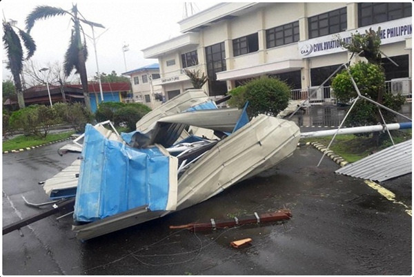 Hình ảnh đổ nát ở sân bay Naga, thành phố Naga (Philippines, 1/11) do bão Goni. Ảnh: Civil Aviation Authority of the Philippines via AP. Người dân Philippines sau siêu bão Goni: “Không có nơi nào để đi, không có thứ gì để ăn” ảnh 3