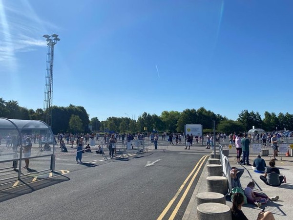 Khách hàng cắm trại suốt đêm chờ IKEA mở cửa trở lại, netizen nhận xét: “Nực cười” ảnh 2