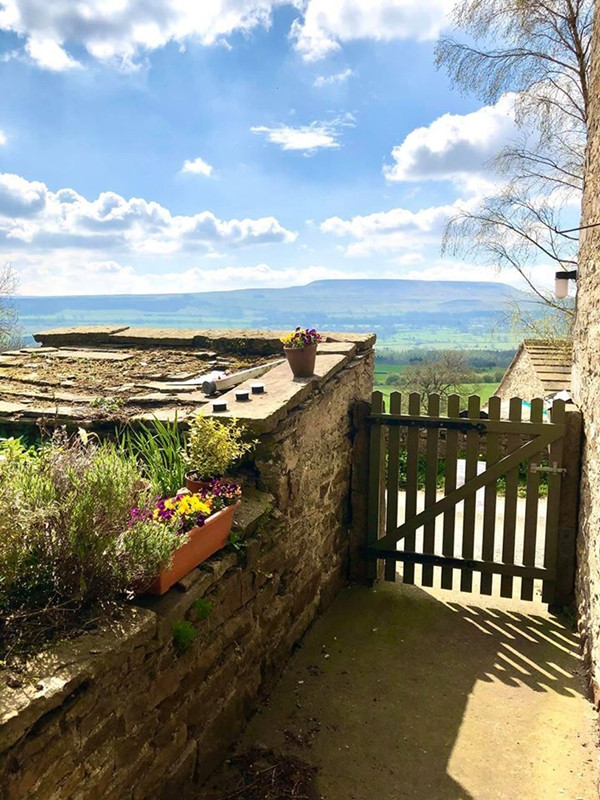 Nhóm Facebook mới mở đã có hơn 1 triệu thành viên: “Khung cảnh nhìn từ cửa sổ nhà tôi“ ảnh 2