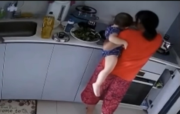 Kinh hoàng cảnh người giúp việc ấn tay em bé 14 tháng tuổi vào nước đang sôi ảnh 2