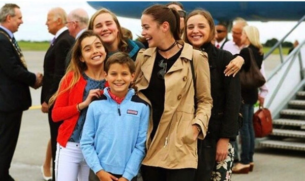 Naomi Biden đăng bức ảnh này với dòng chú thích: "Ai muốn đến chỗ Joe Biden, phải vượt qua chúng tôi đã". Ảnh: Naomi Biden. Dàn “hoa hậu” nhà Biden: 4 cô cháu gái vừa đẹp vừa giỏi của ông Joe Biden ảnh 1