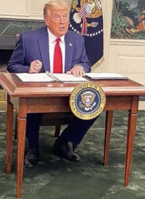 Có người phát hiện ra rằng Tổng thống Trump có sổ mà không có bút. Ảnh: Walter Shaub/ Twitter. Tổng thống Trump gặp chuyện oái oăm: Họp báo ở Nhà Trắng mà ai cũng chỉ chú ý đến cái bàn ảnh 4