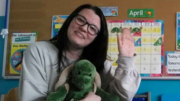 Học sinh kêu buồn chán học online, cô giáo liền đến tận nhà, ngồi ngoài hè trò chuyện ảnh 1