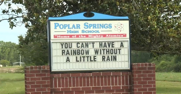 Cô hiệu trưởng tổ chức lễ tốt nghiệp cực đỉnh cho học sinh lớp 12, không phải online nhé! ảnh 3