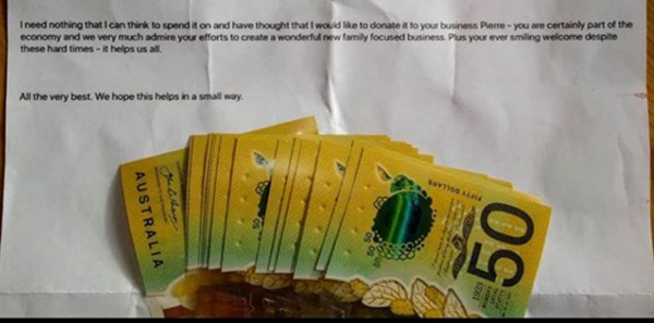 Bức thư dưới khe cửa tiệm café khiến người chủ quán “không nói nên lời” ảnh 2