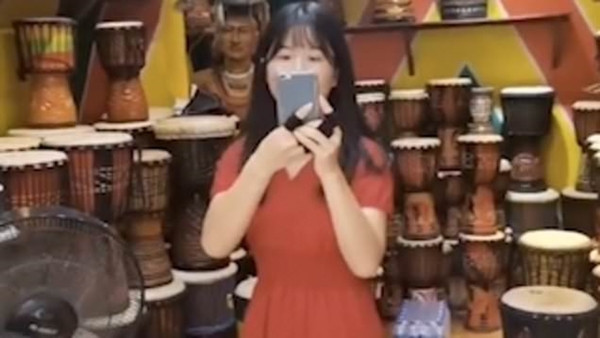 Thấy khách không mua đồ, nhân viên hàng lưu niệm xỉa xói: “Không tiền thì đừng đi du lịch“ ảnh 2