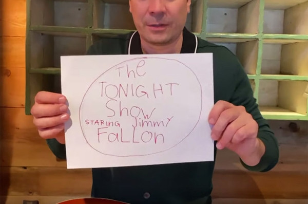 Người dẫn chương trình Jimmy Fallon vẫn quay các chương trình ngay tại nhà, giúp mọi người thư giãn. Rất hài: Jimmy Fallon kêu gọi mọi người miêu tả việc cách ly bằng 6 từ - và đây là kết quả ảnh 1
