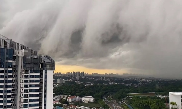 Ở một góc chụp, đám mây đen trông lại giống một bàn tay khổng lồ sắp ụp xuống Singapore. Ảnh: Weng-Fai Wong. Đám mây “ma quái” như sóng thần phủ kín bầu trời khiến cư dân mạng Singapore hoảng hốt ảnh 3