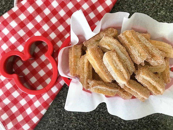 Disney chia sẻ cách làm bánh quẩy churro nổi tiếng: Làm dễ, ăn ngon, quên bim bim được rồi ảnh 1