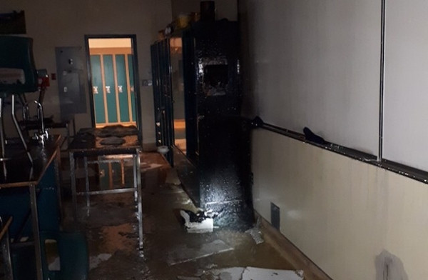 Thầy giáo làm thí nghiệm hóa học gây cháy trường, nhưng học sinh không muốn thầy bị phạt ảnh 2