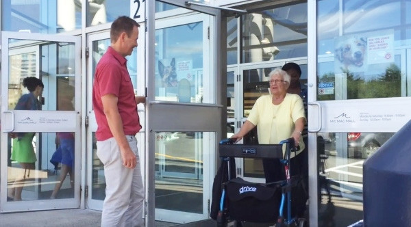 Đi phỏng vấn xin việc, anh chàng này “trượt từ vòng gửi xe” vì không chú ý đến một điều ảnh 4