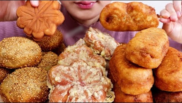 YouTuber chuyên quay video mukbang để lộ hình ảnh lén nhổ thức ăn đi, khiến fan nổi giận ảnh 3