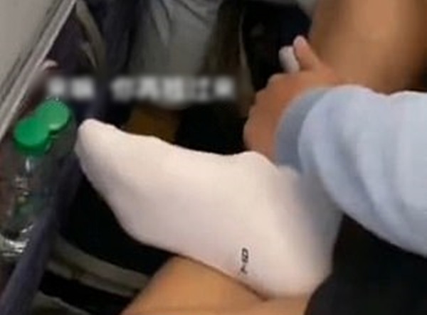 Bị người ngồi cạnh nhắc vì chân hôi, hành khách trên máy bay dí chân vào mũi người nhắc ảnh 1