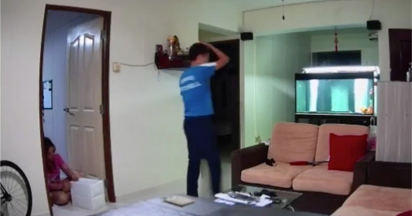 Singapore: Phẫn nộ trước clip con trai mới lớn đánh và tát mẹ do không cho tiền ảnh 1