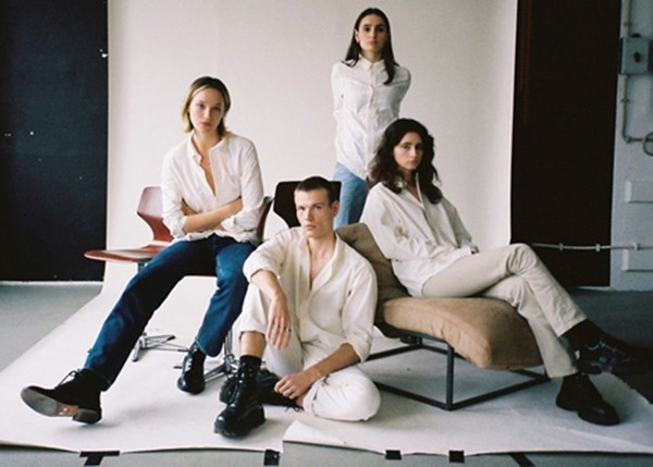 Bạn sẽ bất ngờ khi biết những chiếc áo trông “xịn xò” thế này được làm từ thứ gì ảnh 2