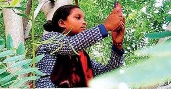 Học sinh nam mỗi ngày đều leo lên đỉnh núi để bắt được sóng Internet, vào mạng học bài ảnh 3