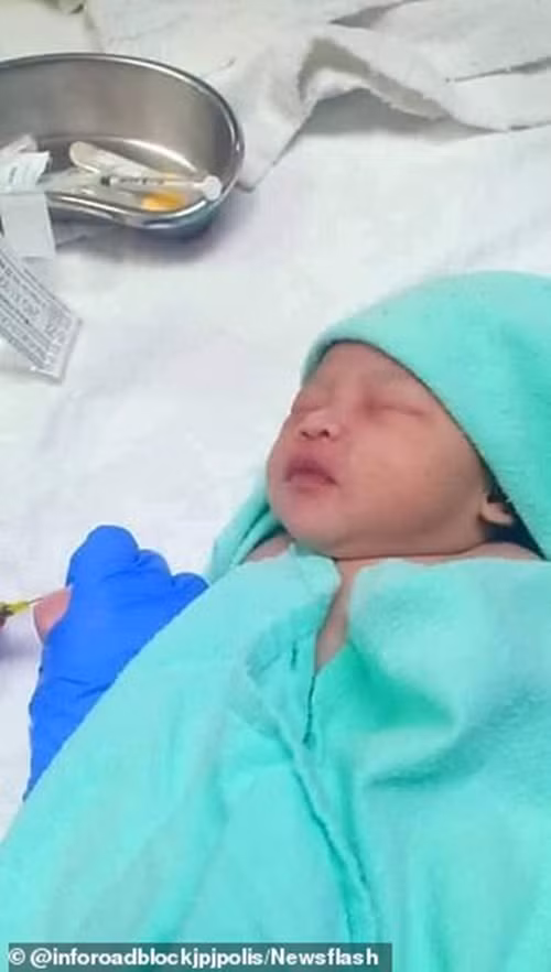 Xót xa em bé sơ sinh bị bỏ rơi với con dao rỉ găm trên lưng, nhưng em đã sống sót kỳ diệu ảnh 4