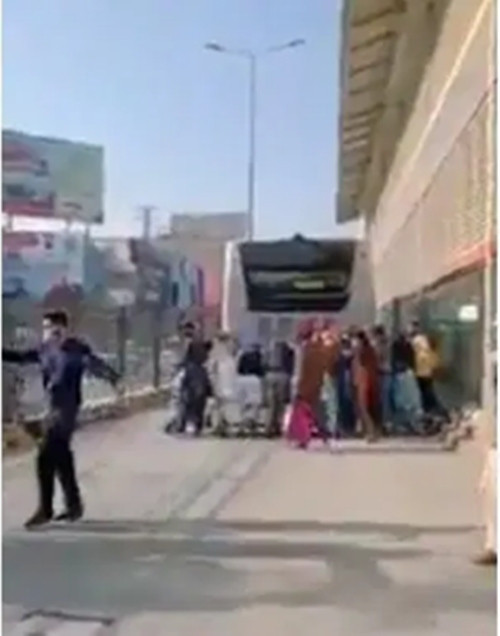 Xe buýt nhanh BRT bị hỏng khiến hành khách phải xuống đẩy, cư dân mạng không thể nhịn cười ảnh 3