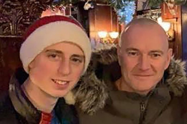 Bố rủ con trai 19 tuổi chơi trò “tát nhau”, không ngờ tai nạn nghiêm trọng nhất đã xảy ra ảnh 1