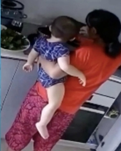 Kinh hoàng cảnh người giúp việc ấn tay em bé 14 tháng tuổi vào nước đang sôi ảnh 1
