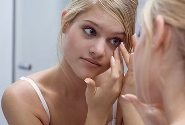 Nếu bạn đang đeo kính áp tròng, hãy chuyển sang kính thường để tránh bệnh dịch! ảnh 1