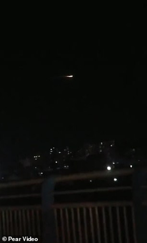 Đốm sáng bí ẩn bay ngang bầu trời đêm, cư dân mạng cho là “người ngoài hành tinh ghé thăm“ ảnh 1