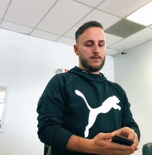 Tìm thấy tờ giấy bí ẩn gài trong iPhone của khách, anh thợ sửa máy hỏi ý kiến cư dân mạng ảnh 4