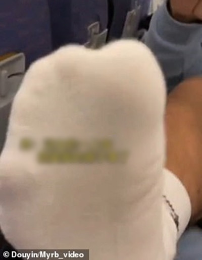 Bị người ngồi cạnh nhắc vì chân hôi, hành khách trên máy bay dí chân vào mũi người nhắc ảnh 3