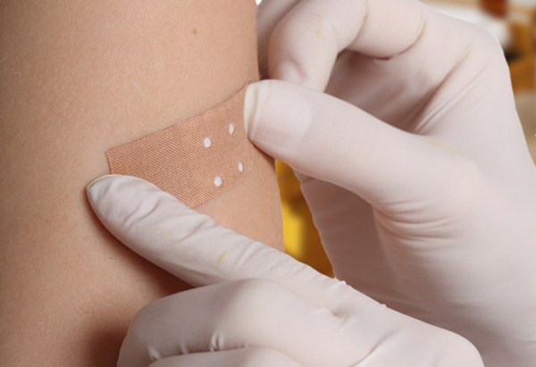 Hãy coi mọi người đều như những người bị thương ảnh 1