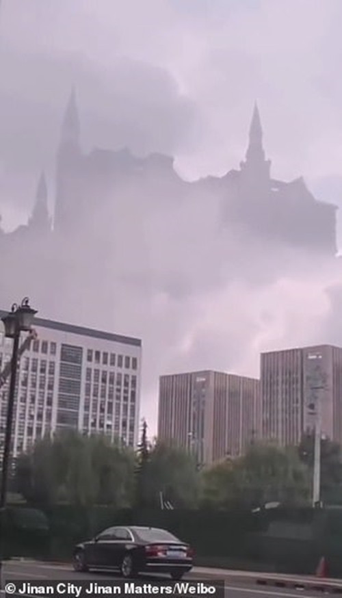 Nóng trên mạng: Trường Hogwarts của Harry Potter lơ lửng trên bầu trời Trung Quốc? ảnh 1