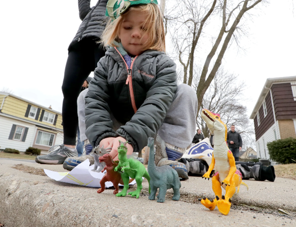 Giữa lúc cách ly, bỗng xuất hiện một đoàn khủng long T-Rex đáng yêu diễu hành trên phố ảnh 3