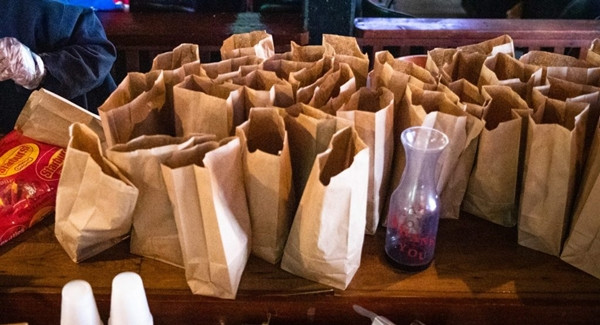 Thầy giáo đi bộ 8km mỗi ngày để đem thức ăn tới cho học sinh ở nhà cách ly ảnh 1