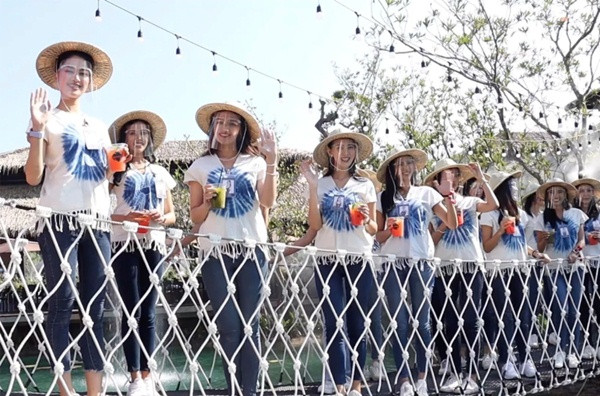 Đang chụp ảnh khoe dáng cầu bất ngờ sụp, 30 thí sinh Hoa hậu Thái Lan rơi tòm xuống ao ảnh 2