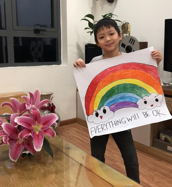 Tại sao trẻ em toàn thế giới lại vẽ tranh cầu vồng và dán lên cửa kính? ảnh 5
