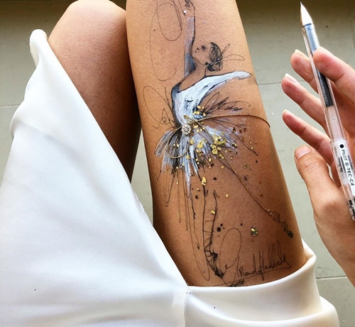 Họa sĩ chỉ vẽ lên chân mình mà tạo ra những bức tranh đẹp thế này ảnh 3