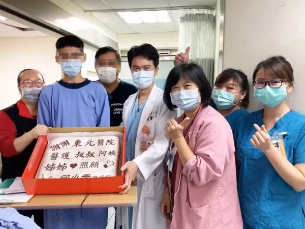 Nghe anh trai “dọa” một câu, cậu em đang hôn mê sâu 61 ngày bỗng tỉnh lại một cách thần kỳ ảnh 3