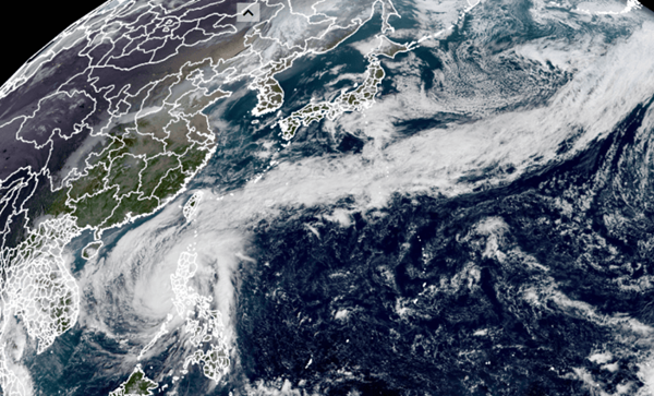 Choáng váng với hình ảnh cái đuôi “quái vật” của bão Vamco: Quét qua gần nửa vòng Trái Đất ảnh 1