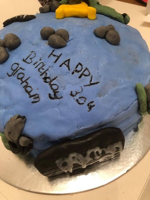 Đặt bánh sinh nhật giá 1,5 triệu, thất kinh khi nhận chiếc bánh “quái vật”, đầy lông chó ảnh 3