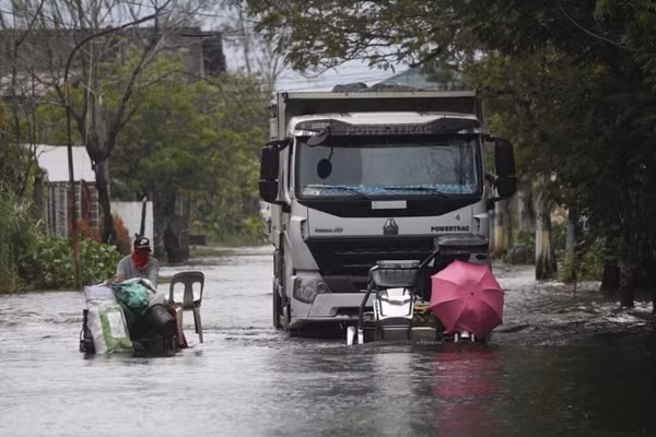 Goni trở thành 1 trong 6 cơn bão tăng cấp nhanh nhất lịch sử, dự báo vào Việt Nam hôm 4/11 ảnh 4