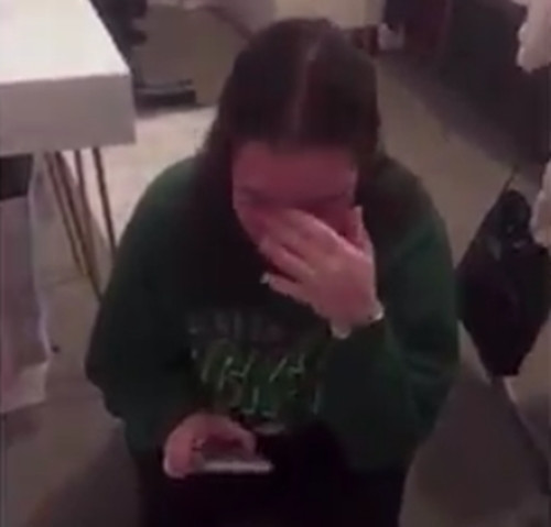 Gửi bài kiểm tra giữa kỳ xong, sinh viên nữ phát khóc vì quên không sửa tiêu đề “bố láo“ ảnh 1