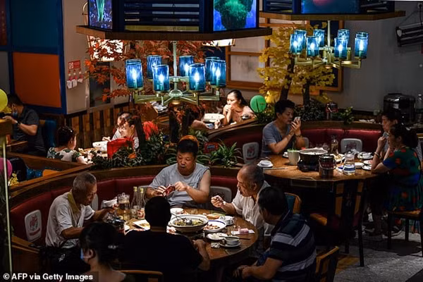 Để thử độ “chịu chi” của người yêu, cô gái dẫn 23 người thân tới buổi hẹn ăn tối đầu tiên ảnh 1