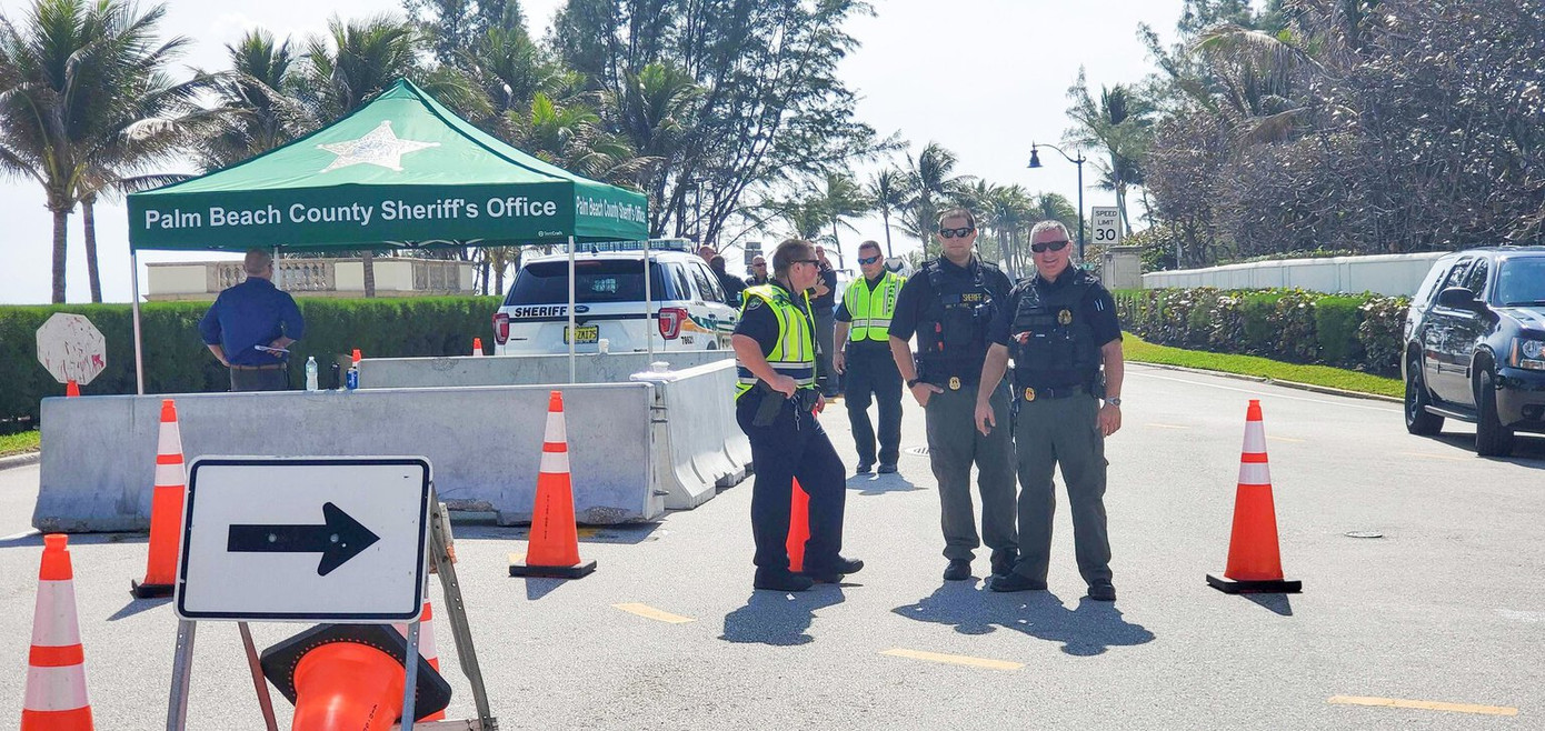 Đường về nhà của Tổng thống Trump không dễ: Hàng xóm quanh nhà đề nghị cấm ông về đó sống ảnh 4